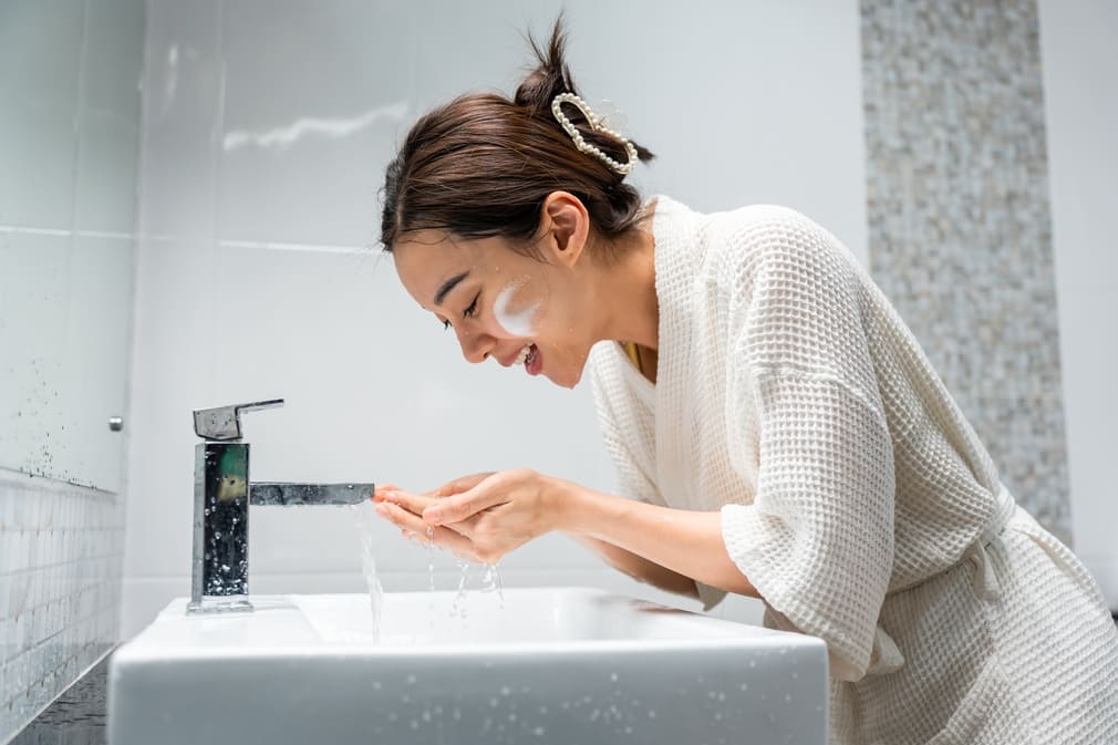 d&ugrave;ng dung dịch vệ sinh phụ nữ rửa mặt