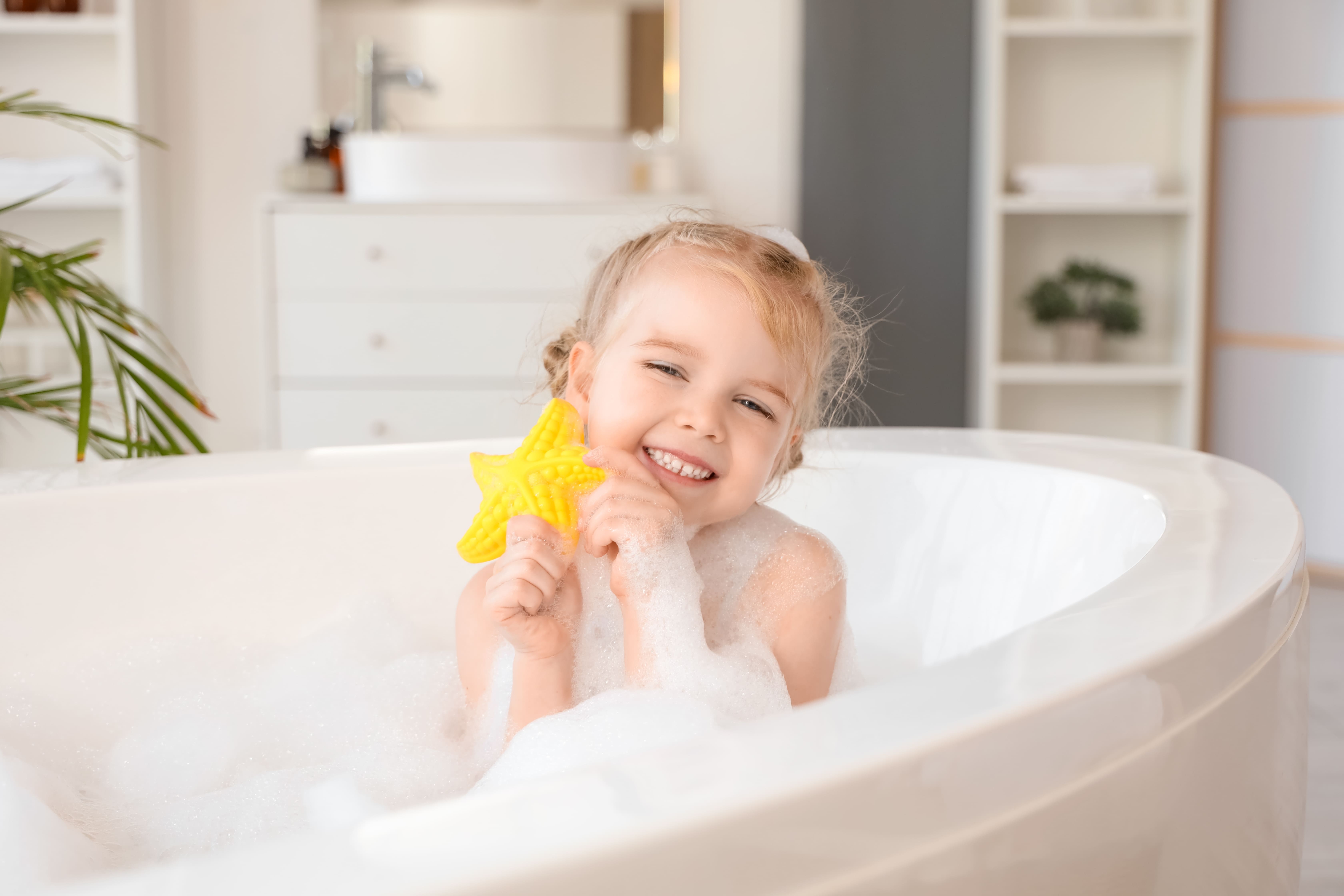 vệ sinh v&ugrave;ng k&iacute;n cho b&eacute; g&aacute;i