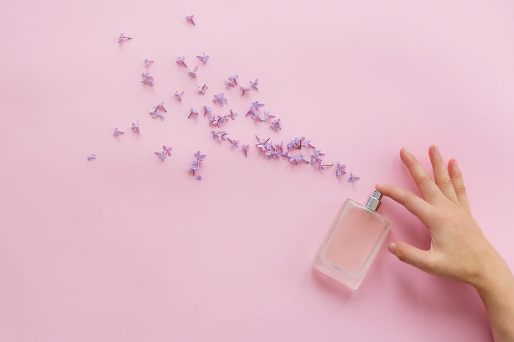 Nước hoa vùng kín thường được tiếp thị với công dụng tạo hương thơm, hỗ trợ khử mùi hôi cho vùng nhạy cảm.