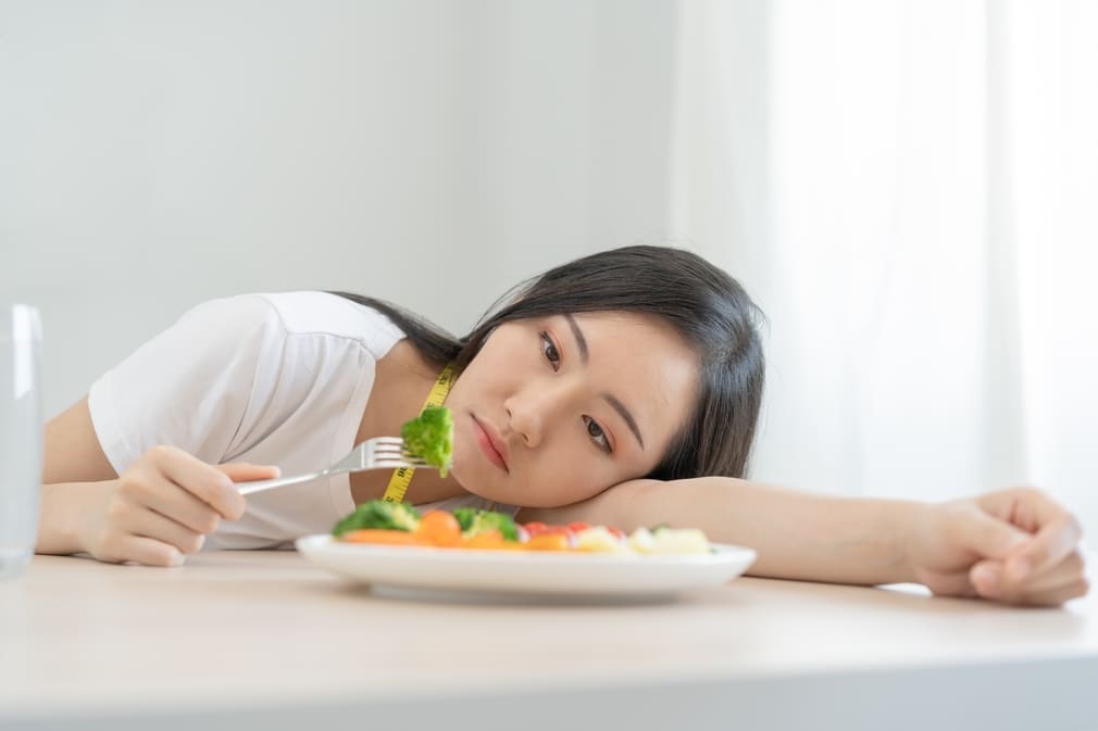 Căng thẳng, thiếu ngủ và chế độ ăn mất cân đối là một trong những nguyên nhân gây khô vùng kín