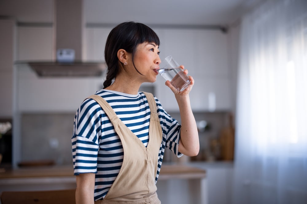 Uống đủ 2 lít nước mỗi ngày để chữa mùi hôi vùng kín