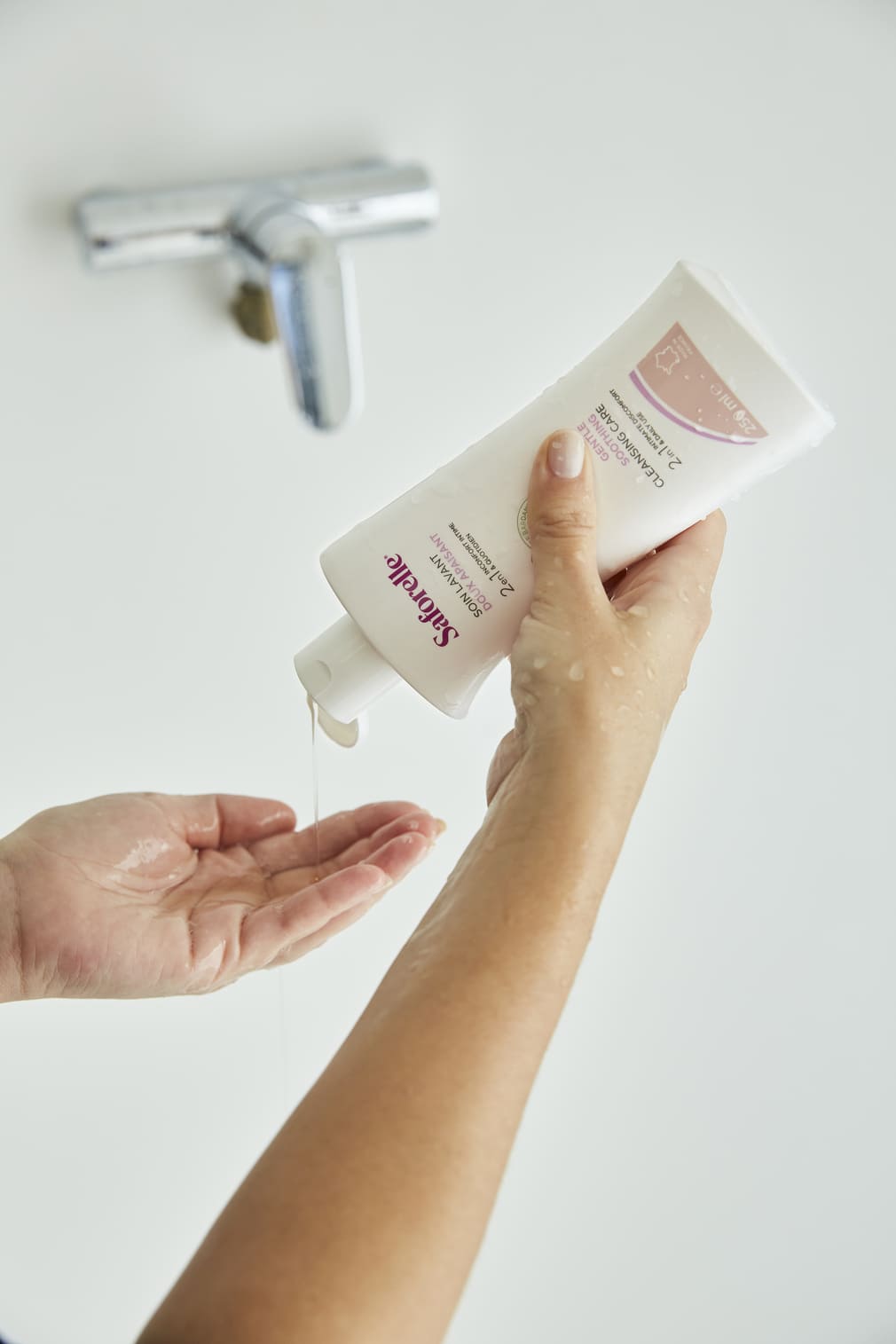 Nàng nên lựa chọn dung dịch vệ sinh phù hợp và lành tính cho “cô bé”