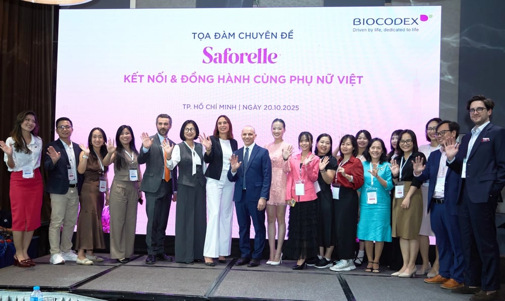 Lãnh đạo, nhân viên công ty Biocodex và nhãn hàng Saforelle, cùng khách mời tại sự kiện phát động chiến dịch