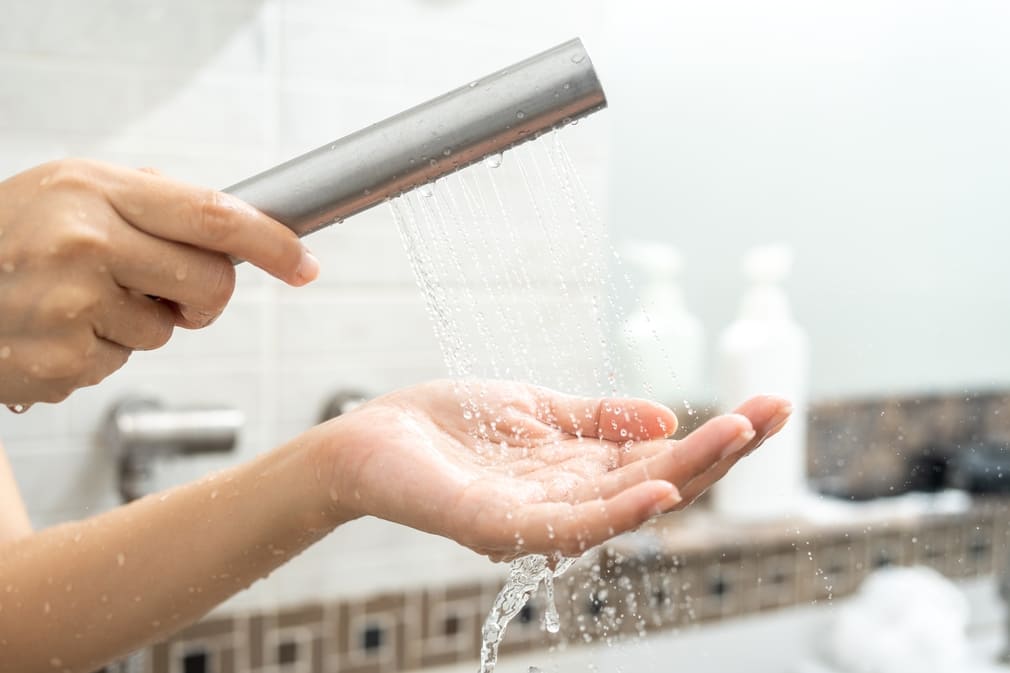 Dùng nước ấm sạch, nhiệt độ vừa đủ để rửa vùng kín an toàn