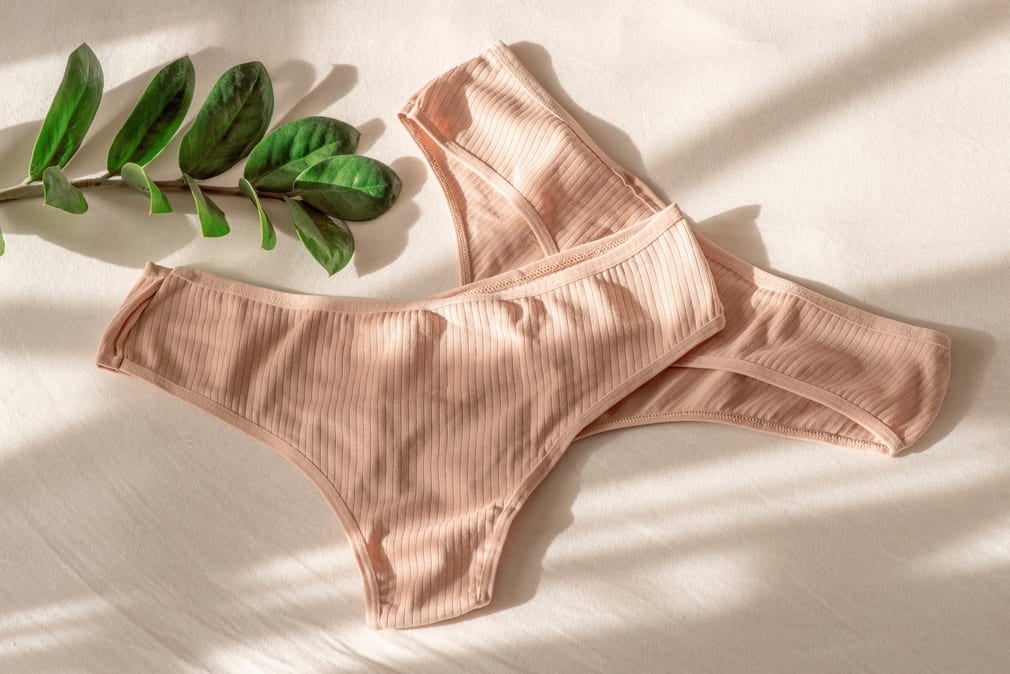 Nên lựa chọn đồ lót bằng vải thoáng khí để giảm ẩm, ngừa thâm vùng kín