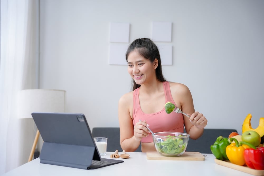 Bổ sung thực phẩm xanh tăng cường hệ miễn dịch cô bé